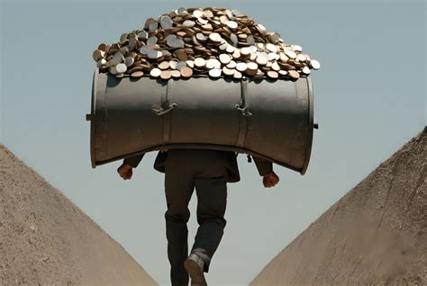 Долговая нагрузка россиян: статистика и основные риски для экономики